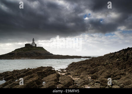 Leuchtturm-Landschaft mit Gewitterhimmel über Meer Stockfoto