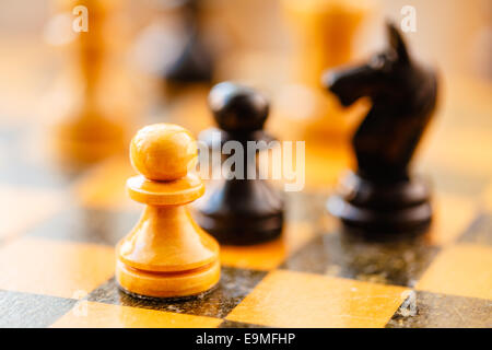 Schach-Bauern und Ritter stehen auf Schachbrett Stockfoto