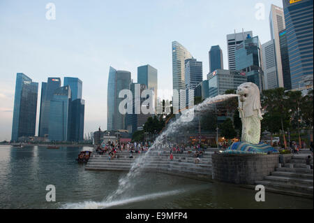 Blick auf die Skyline der Merlion Park und Singapur Stockfoto