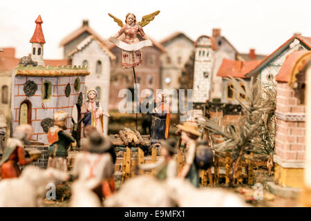 Traditionelle tschechische Weihnachtskrippe geschnitzt aus Holz. Szenen von der Geburt Jesu. Stockfoto