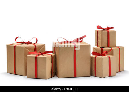 Geschenkbox verpackt im Recycling-Papier mit Schleife Stockfoto