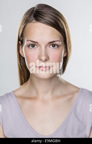 Close-up Portrait der schönen jungen Frau vor weißem Hintergrund Stockfoto