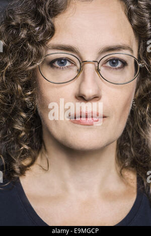 Close-up Portrait Frau mit Brille Stockfoto