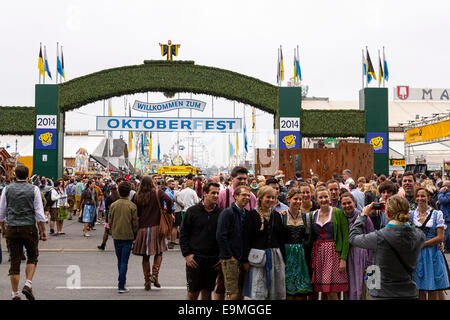 Glückliche Menschen haben ein Gruppenfoto vor dem Oktoberfest Eingang, Oberbayern, Deutschland, Europa genommen. Stockfoto