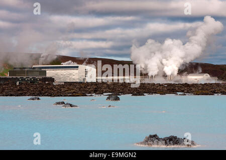 Blaue Lagune in der Nähe von Grindavik mit Svartsengi geothermisches Kraftwerk, Island Stockfoto