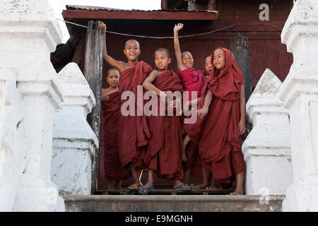 Novizen im Shwe Yaunghwe Kyaung Kloster in der Nähe von Nyaungshwe, Shan-Staat, Inle-See, Myanmar Stockfoto