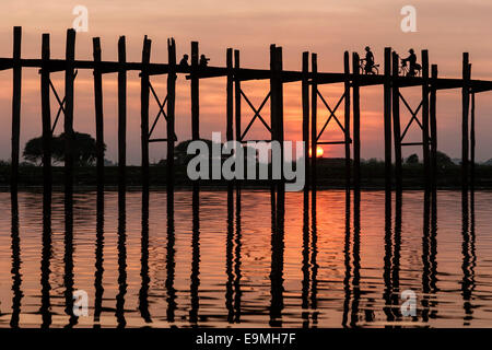 U Bein Brücke im Abendlicht, in der Nähe von Mandalay, Myanmar Stockfoto