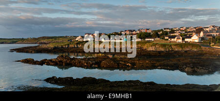 Bull Bay (Port Llechog) gesehen vom Küstenweg, Blick nach Osten in Richtung Amlwch Nordküste Isle of Anglesey, Nordwales Stockfoto