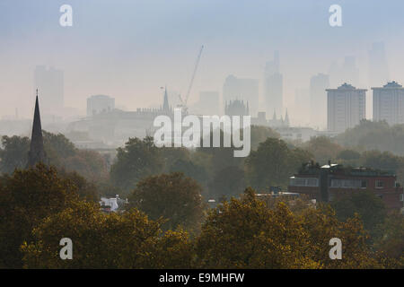 London, UK. 30. Oktober 2014.  Die Sonne beginnt zu brechen, wie Leichentücher London Nebel Skyline von Primrose Hill gesehen. Im Bild: Die Skyline der Stadt ergibt sich aus den Morgennebel. Bildnachweis: Paul Davey/Alamy Live-Nachrichten Stockfoto