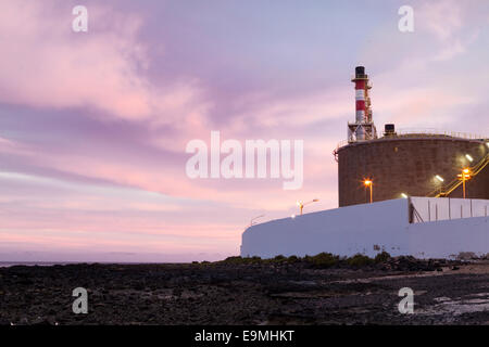 Sonnenuntergang vor der Powerstation in Lanzarote Stockfoto