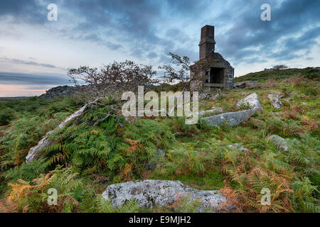 Alte Ruinen am Carbilly Tor in Bodmin Moor in Cornwall Stockfoto