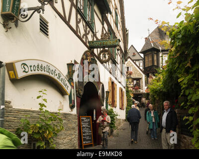 Die wichtigsten touristischen Straße Drosselgasse in Rüdesheim am Rhein Deutschland EU attraktiven deutschen Stadt mit historischer Architektur Stockfoto