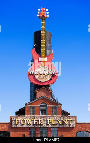 Baltimore Kraftwerk Hard Rock Cafe am Innenhafen Pier 4. Eine gigantische rote Gitarre Zeichen am Anfang der historischen ehemaligen Kraftwerk. Stockfoto