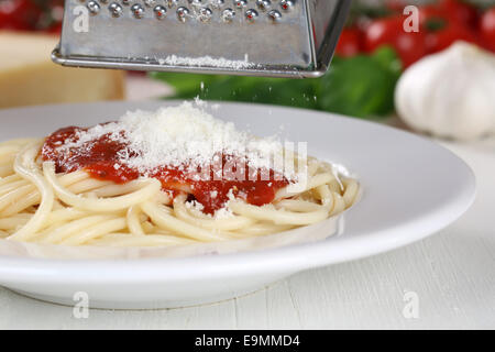 Spaghetti Nudeln Nudeln kochen: Parmesan-Käse auf Platte Rost Stockfoto