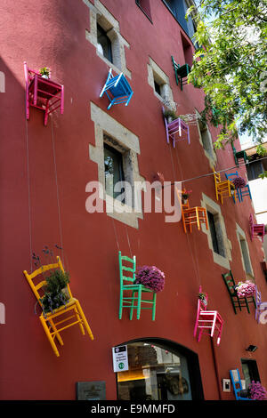 Hotel Wand dekoriert mit Stühlen, während die internationale Blumenausstellung, Temps de Flors, in die Stadt Girona, Spanien Stockfoto