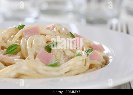 Spaghetti Carbonara Nudeln Nudeln Essen mit Schinken auf einem Teller Stockfoto