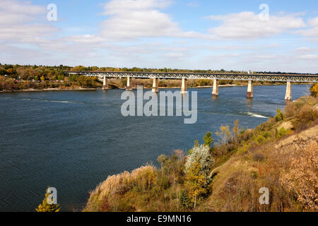 CPR trainieren Eisenbahnbrücke über den South Saskatchewan River Saskatoon, Kanada Stockfoto