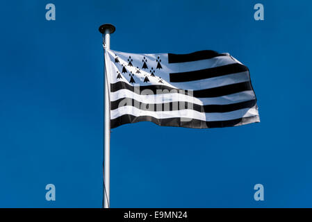 Bretonische Flagge (Gwenn-ha-du) auf eine Fahnenstange Stockfoto