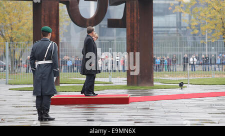 Berlin, Deutschland. 30. Oktober 2014. Bundeskanzlerin Angela Merkel empfängt Ministerpräsident Sloweniens Miro Cerar mit militärischen Ehren im Bundeskanzleramt am 30. Oktober 2014 in Berlin, Deutschland. / Foto: Miro Cerar, Ministerpräsident Sloweniens und Bundeskanzlerin Angela Merkel. Bildnachweis: Reynaldo Chaib Paganelli/Alamy Live-Nachrichten Stockfoto