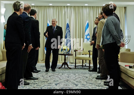 Jerusalem. 30. Oktober 2014. Präsident des Staates Israel, REUVEN RIVLIN (C), begrüßt die Mitglieder des Europäischen Parlaments bei einem Besuch in Israel. Delegation gehörten Tonino Picula Kroatiens, Victor Bostinaru von Rumänien, Arne Lietz Deutschland und Juan Fernando Lopez Aguilar von Spanien. Bildnachweis: Nir Alon/Alamy Live-Nachrichten Stockfoto