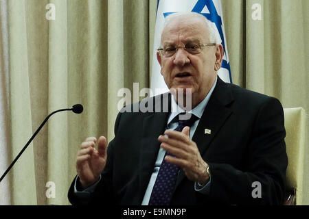 Jerusalem. 30. Oktober 2014. Präsident des Staates Israel, REUVEN RIVLIN, begrüßt die Mitglieder des Europäischen Parlaments bei einem Besuch in Israel. Delegation gehörten Tonino Picula Kroatiens, Victor Bostinaru von Rumänien, Arne Lietz Deutschland und Juan Fernando Lopez Aguilar von Spanien. Bildnachweis: Nir Alon/Alamy Live-Nachrichten Stockfoto