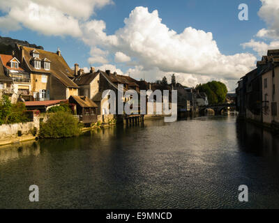 Blick entlang der Fluss Loue am Flussufer Gebäude in Ornans Dorfleben in Daubs Abteilung des östlichen Frankreich EU Stockfoto