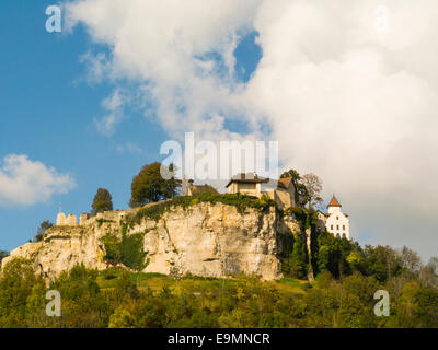 Le Chateu d'Ornans einer ehemaligen Festung mit Str. Georges Kapelle nur Gebäude noch stehen Franche-Compte Region Frankreich EU Stockfoto