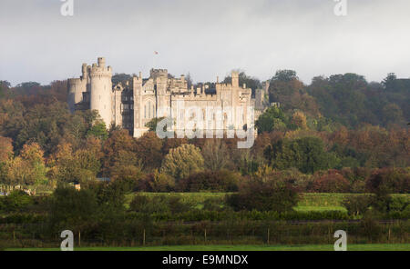 Arundel Castle, der Heimat der Herzog von Norfolk, in West Sussex, herbstliche drehen Bäumen umgeben, wie die Sonne aufgeht. Der Herzog Stockfoto