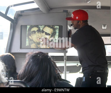 Los Angeles, USA. 24. März 2014. Tourguide Van stellt ein Bild, das ehemalige Bandmitglied von den Red Hot Chili Peppers (l) Dave Navarro und ehemalige Bandmitglied von Motley Crue, Tommy Lee, während eine Bustour für Touristen in Los Angeles, USA, 24. März 2014 zeigt. Die Tour führt Touristen und Besucher durch die Stadt LA präsentiert ihnen die Treffpunkte der Stars. Foto: Christina Horsten/Dpa/Alamy Live News Stockfoto