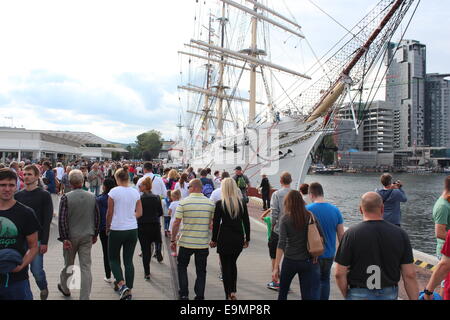 Gdynia, Polen, 17. August 2014: Crowd in Gdynia während des Betriebs Gdynia segelt. Auf der Rückseite Dar Pomorza Museumsschiff Stockfoto