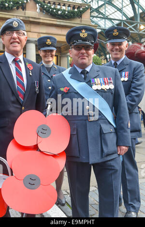 Covent Garden, London, UK. 30. Oktober 2014. Mitglieder der Streitkräfte Mohn zur Unterstützung der Royal British Legion im Jubiläumsjahr des 1. Weltkrieges zu verkaufen. Bildnachweis: Matthew Chattle/Alamy Live-Nachrichten Stockfoto