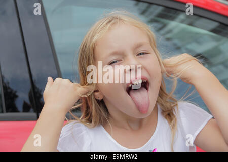 Mädchen macht Gesichter Stockfoto