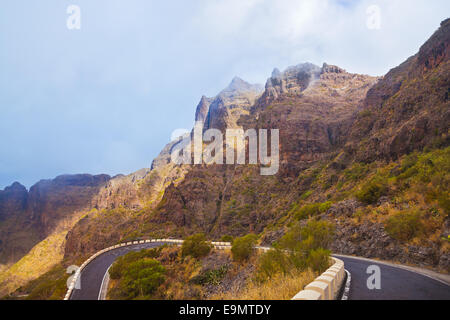 Berühmte Schlucht Masca im Nebel auf der Insel Teneriffa - Kanarische Stockfoto