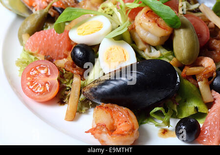 Salat mit Meeresfrüchten mit einem Tintenfisch, Thunfisch Filet, Fleisch der Muscheln Stockfoto