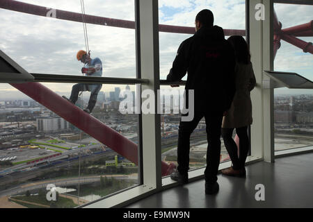 Abseilen von Arcelor Mittal Orbit Großbritanniens höchste Skulptur im Queen Elizabeth Olympic Park. Stratford. London Stockfoto