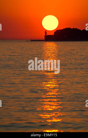 Sonnenuntergang über Leuchtturm in Zadar Stockfoto