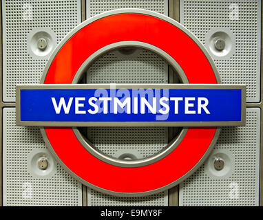 LONDON - März 15:Transport für London kündigte an, dass das "Underground" Logo auch für andere Transportsysteme verwendet wird Stockfoto