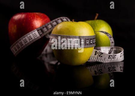 Äpfel mit Maßband Stockfoto