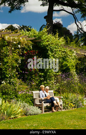 Genießen Sie die Sonne vor der 300 ft lange Edwardian Pergola in West Dean Gardens, West Sussex, England, UK Stockfoto