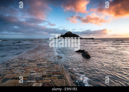 Der Damm bei Flut zu St Michaels Mount in Marazion bei Penzance in Cornwall Stockfoto