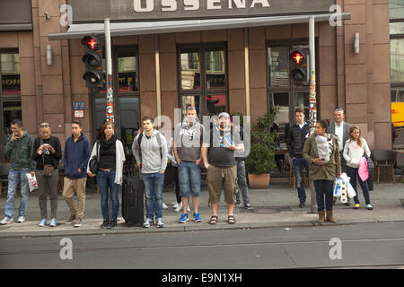 Menschen warten, bis die Straße in der Mitte (zentral) Bezirk von Berlin, Deutschland Stockfoto