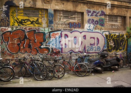 Kunst; Graffiti & Selbstdarstellung aller Art schmückt die Wände des Haus Schwarzenberg - Rosenthaler Straße 39 - Berlin-Mitte. Stockfoto