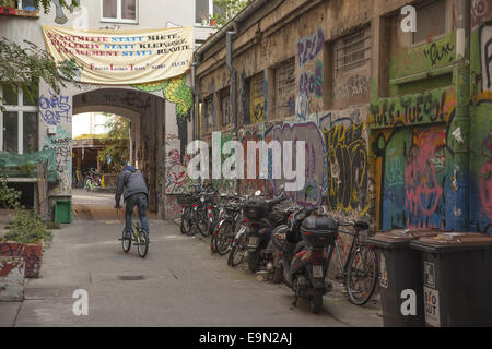 Kunst; Graffiti & Selbstdarstellung aller Art schmückt die Wände des Haus Schwarzenberg - Rosenthaler Straße 39 - Berlin-Mitte. Stockfoto