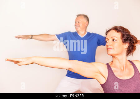 Yoga-Mann und Frau Stockfoto