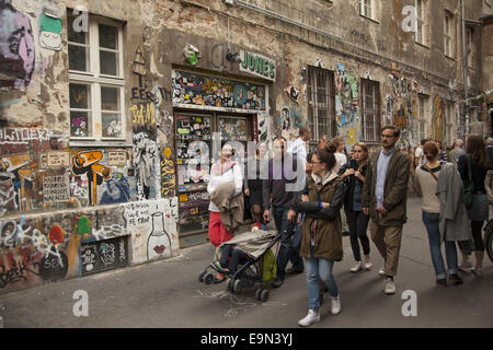 Kunst; Graffiti & Selbstdarstellung aller Art schmückt die Wände des Haus Schwarzenberg - Rosenthaler Straße 39 - Berlin-Mitte. Stockfoto