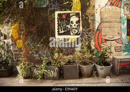 Kunst; Graffiti & Selbstdarstellung aller Art schmückt die Wände des Haus Schwarzenberg - Rosenthaler Straße 39 - Berlin-Mitte. Stockfoto