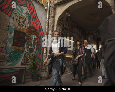 Kunst; Graffiti & Selbstdarstellung aller Art schmückt die Wände des Haus Schwarzenberg - Rosenthaler Straße 39 - Berlin-Mitte. Stockfoto