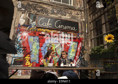 Kunst; Graffiti & Selbstdarstellung aller Art schmückt die Wände des Haus Schwarzenberg - Rosenthaler Straße 39 - Berlin-Mitte. Stockfoto