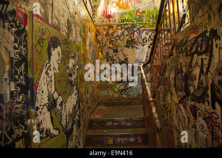 Kunst; Graffiti & Selbstdarstellung aller Art schmückt die Wände des Haus Schwarzenberg - Rosenthaler Straße 39 - Berlin-Mitte. Stockfoto