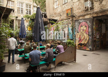 Kunst; Graffiti & Selbstdarstellung aller Art schmückt die Wände des Haus Schwarzenberg - Rosenthaler Straße 39 - Berlin-Mitte. Stockfoto